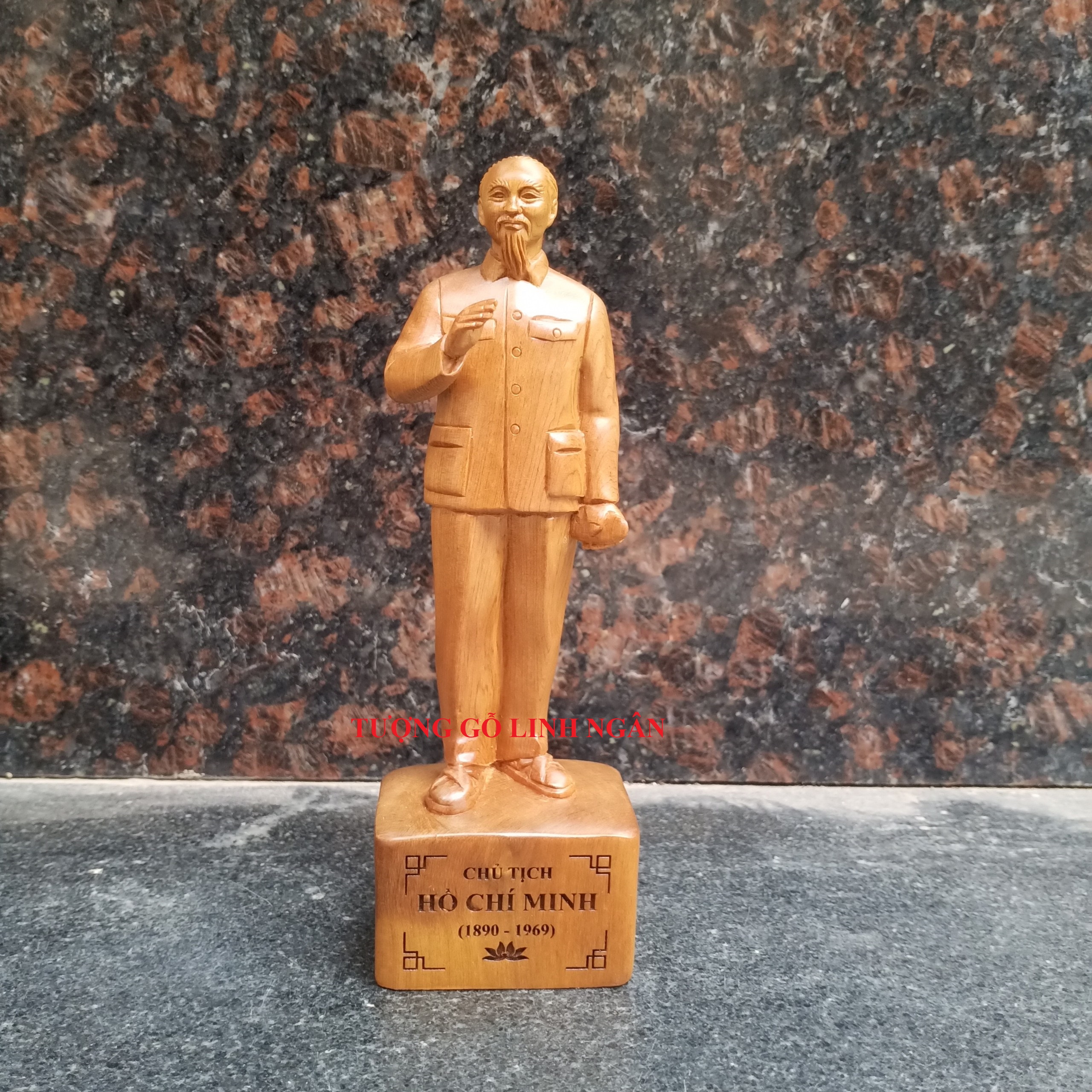 Tượng Bác Hồ gỗ bách xanh