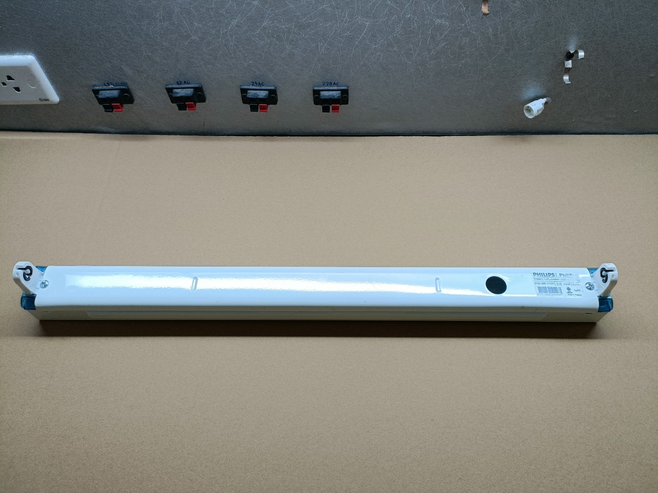 Sale Máng đèn Philips TMS012 1x18W cho bóng 0.6m