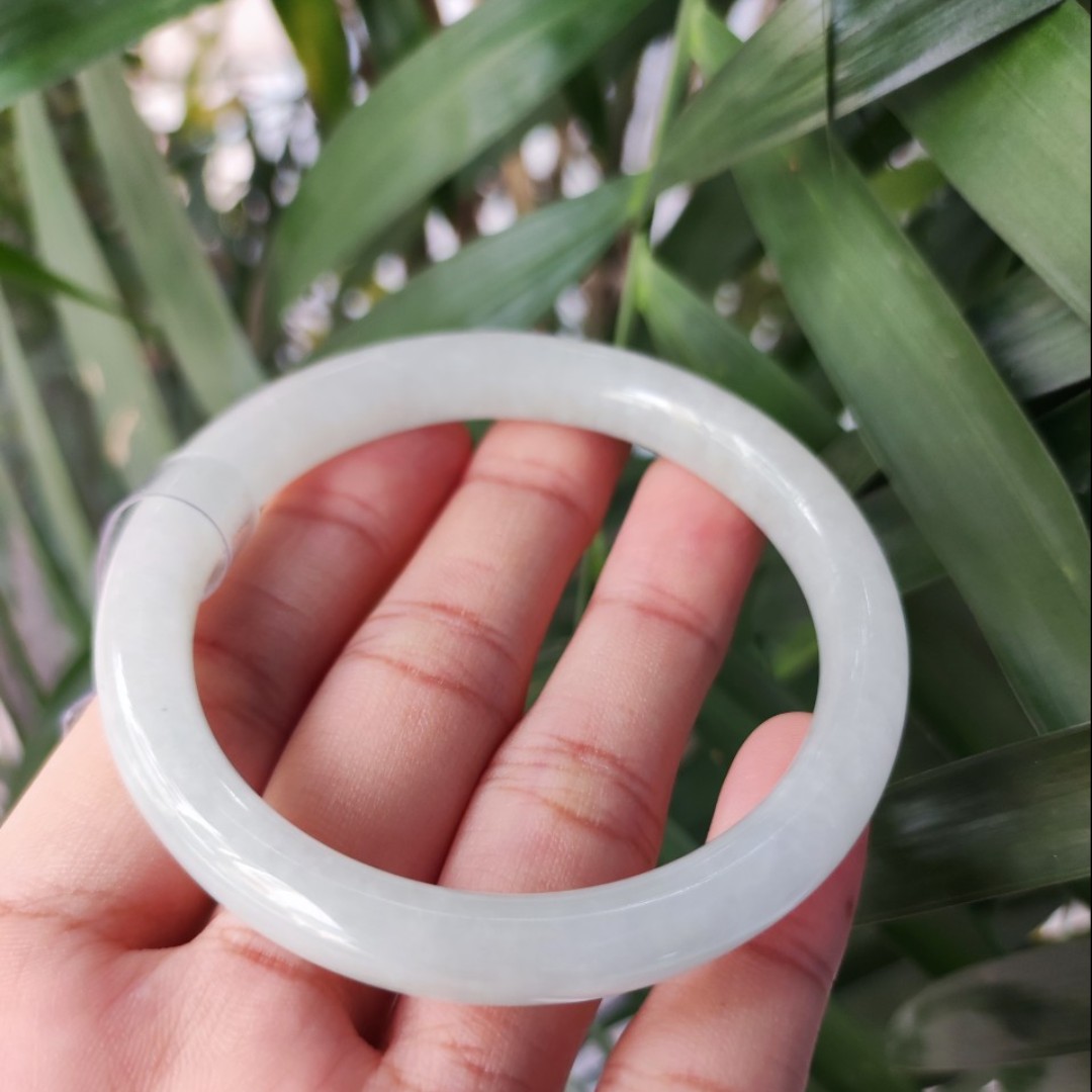 Vòng bạch ngọc tinh khôi không tì vết, size 53mm, sắc trắng trong thanh khiết trên tay nữ nhân, ảnh thực tế, đã kiểm định PNJ - xưởng buôn đá phong thủy Huỳnh Đào