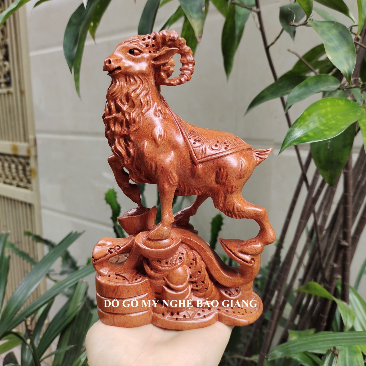 Tượng con dê gỗ hương cao 20 cm mẫu mới