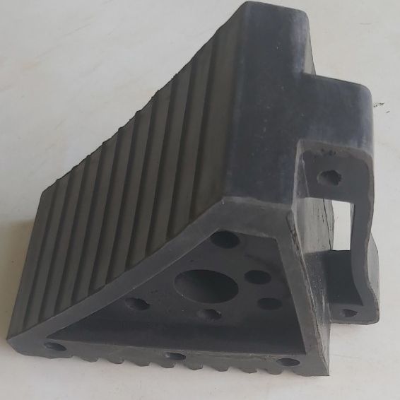 Cục chèn chặn bánh xe cầm tay cao su cao15x dốc20x dài 17cm