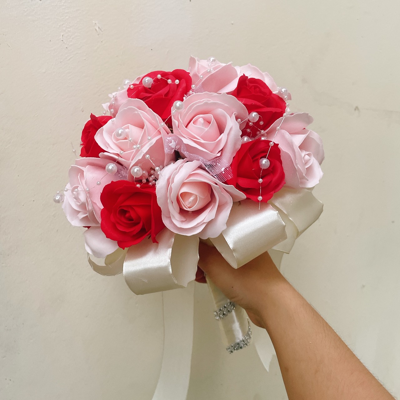 Hoa cưới cầm tay cô dâu hoa hồng sáp thơm màu đỏ, bó hoa sáp phụ kiện cưới phong cách hiện đại