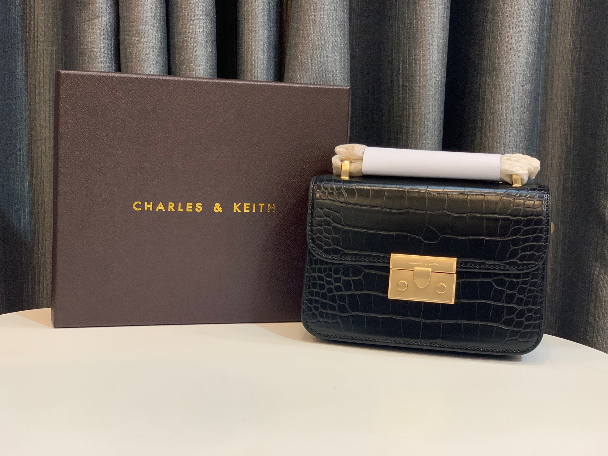 Túi đeo chéo nữ Charlies.Keith 18cm, da bóng rắn, khoá vàng mờ