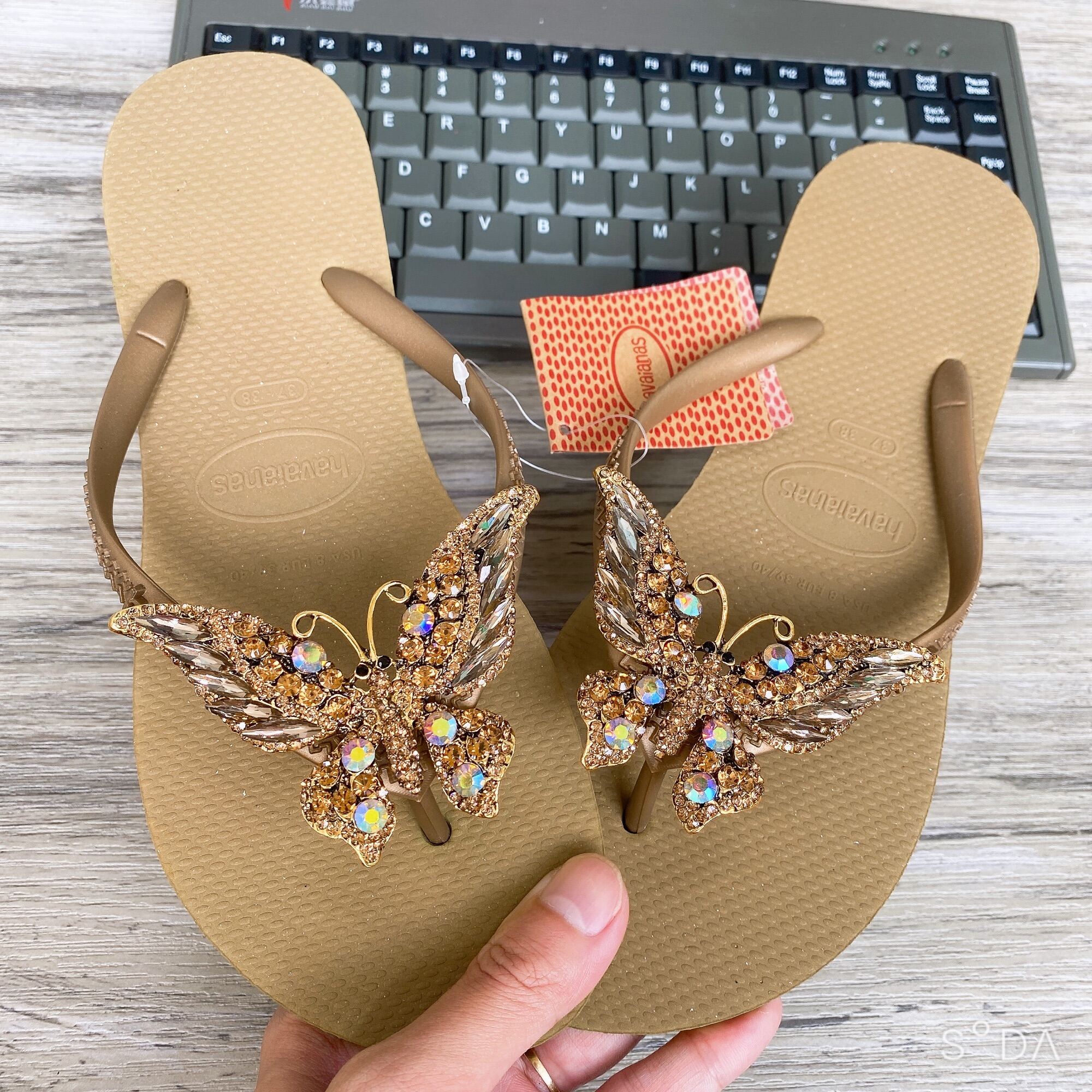 Dép xỏ ngón nữ chất liệu cao su gắn Charm Bướm Chúa Vàng Đồng