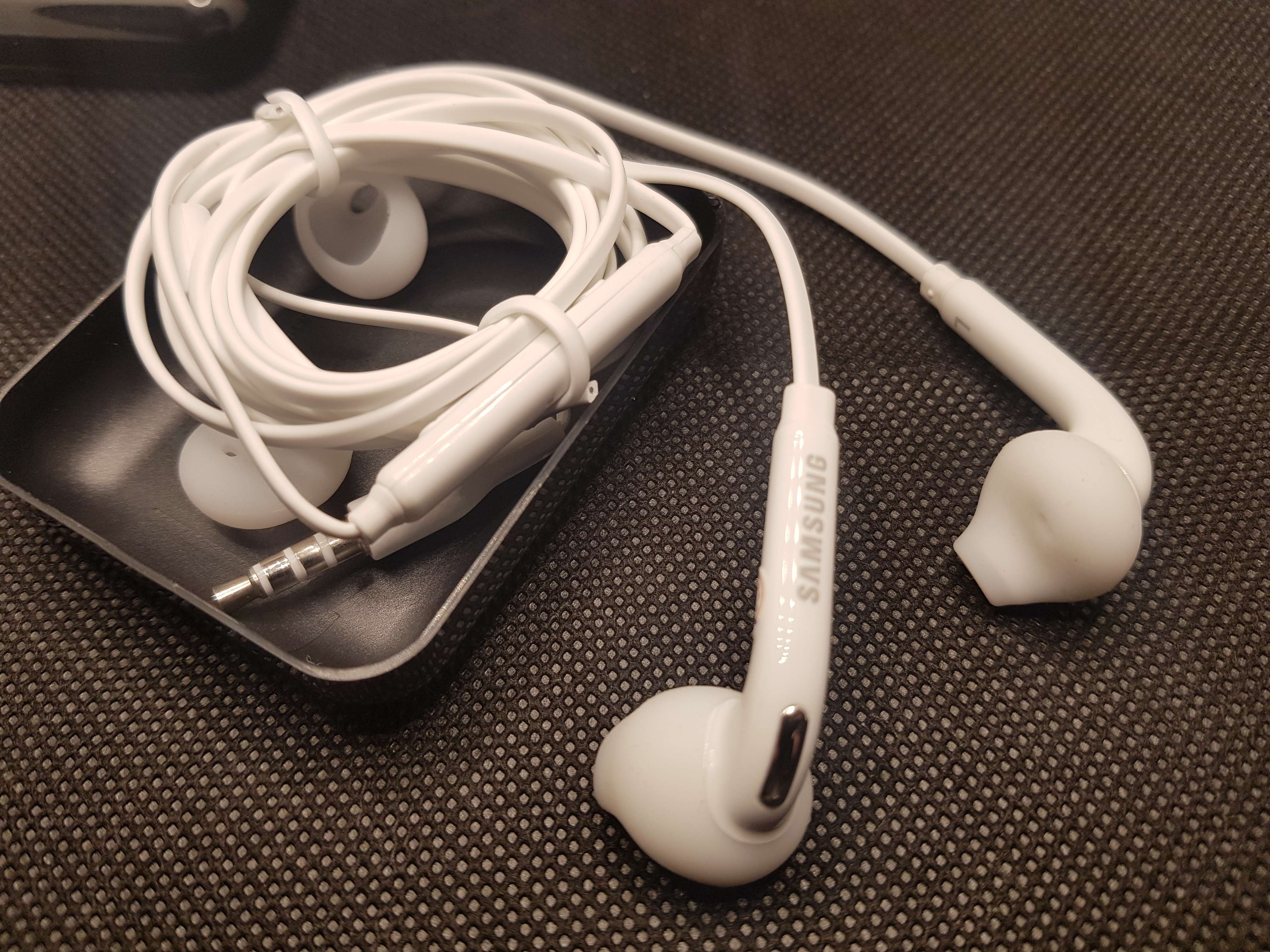 Tai nghe nhét tai cho Samsung Galaxy S7 Edge âm bass cực hay có 2 nút tai thay thế chống ồn tốt tai nghe S7