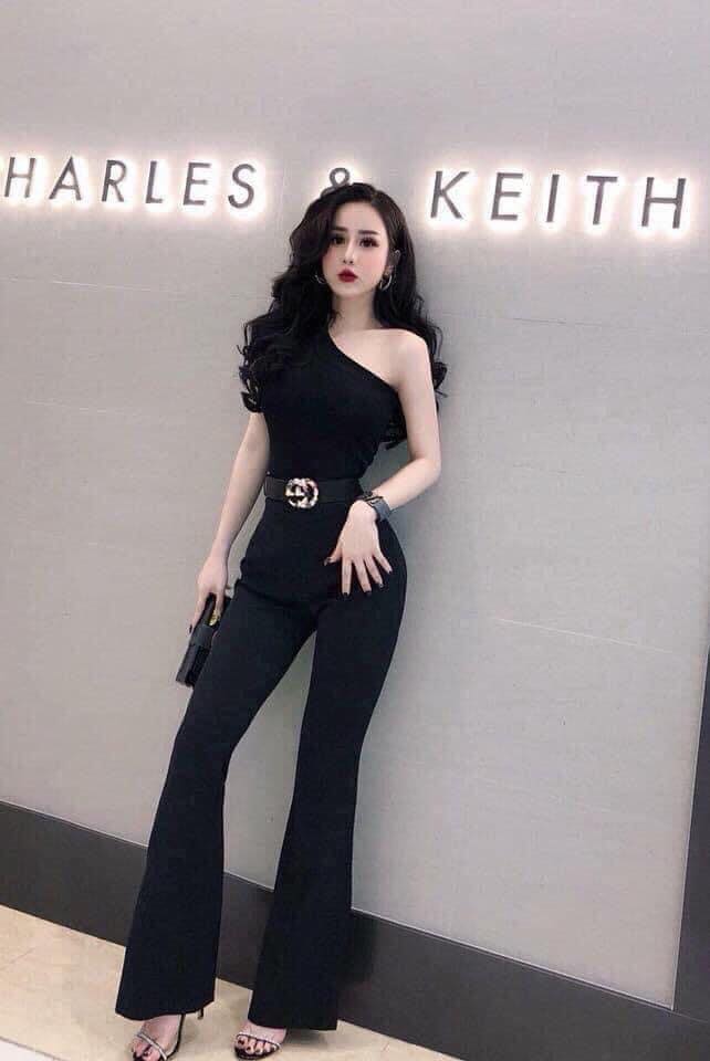 Jumpsuit trơn lệch vai đen thiết kế