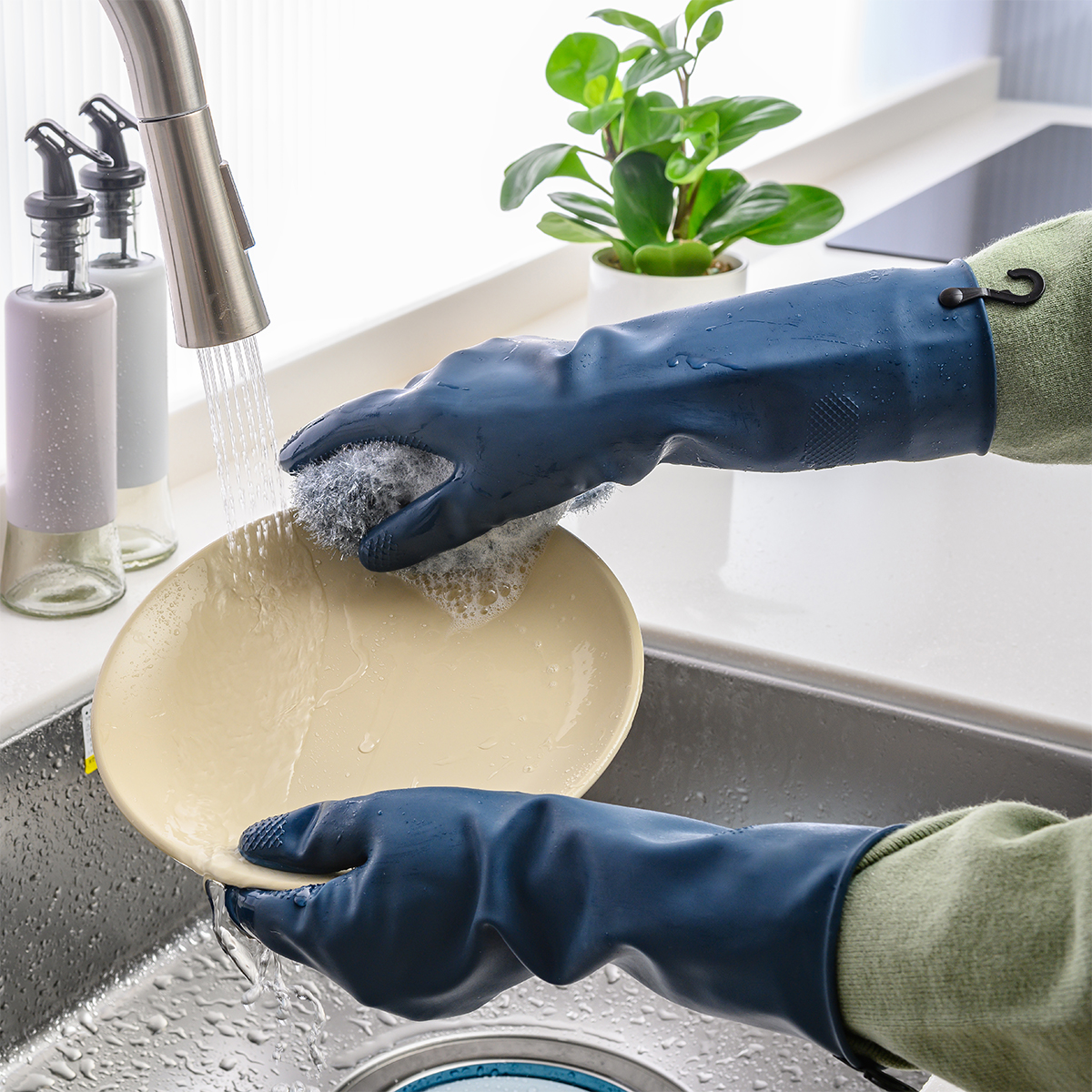 [Duy nhất 20h 05-08.06] LIVE VOUCHER ĐẾN 15% Găng tay cao su có móc treo LocknLock Rubber Gloves Hooked màu Navy