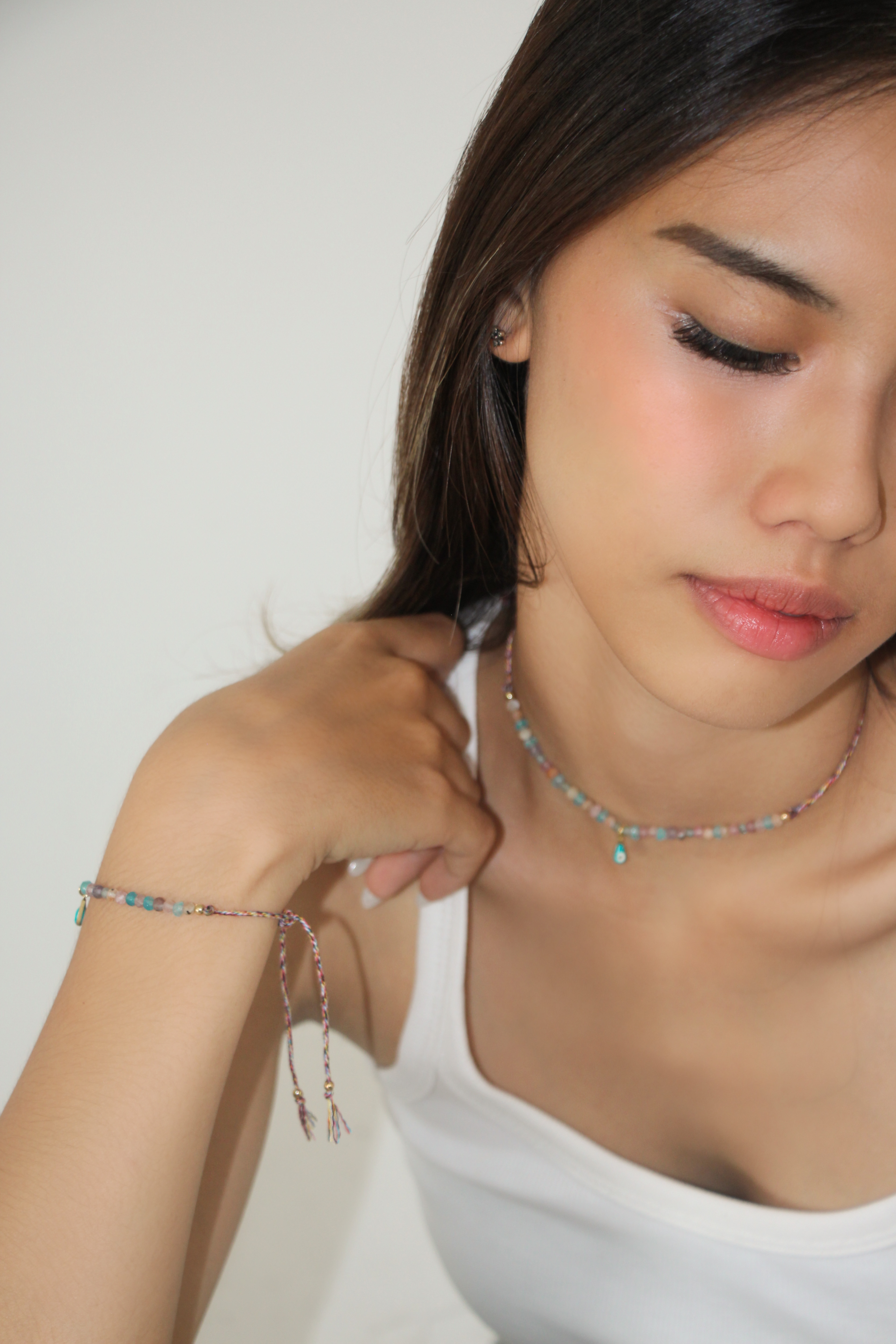 Vòng cổ le soi dây rút ngũ sắc đá tự nhiên mặt charm tráng men handelait