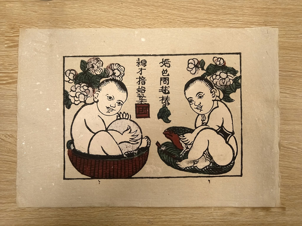 Tranh dân gian đông hồ em bé ôm bóng ôm cóc