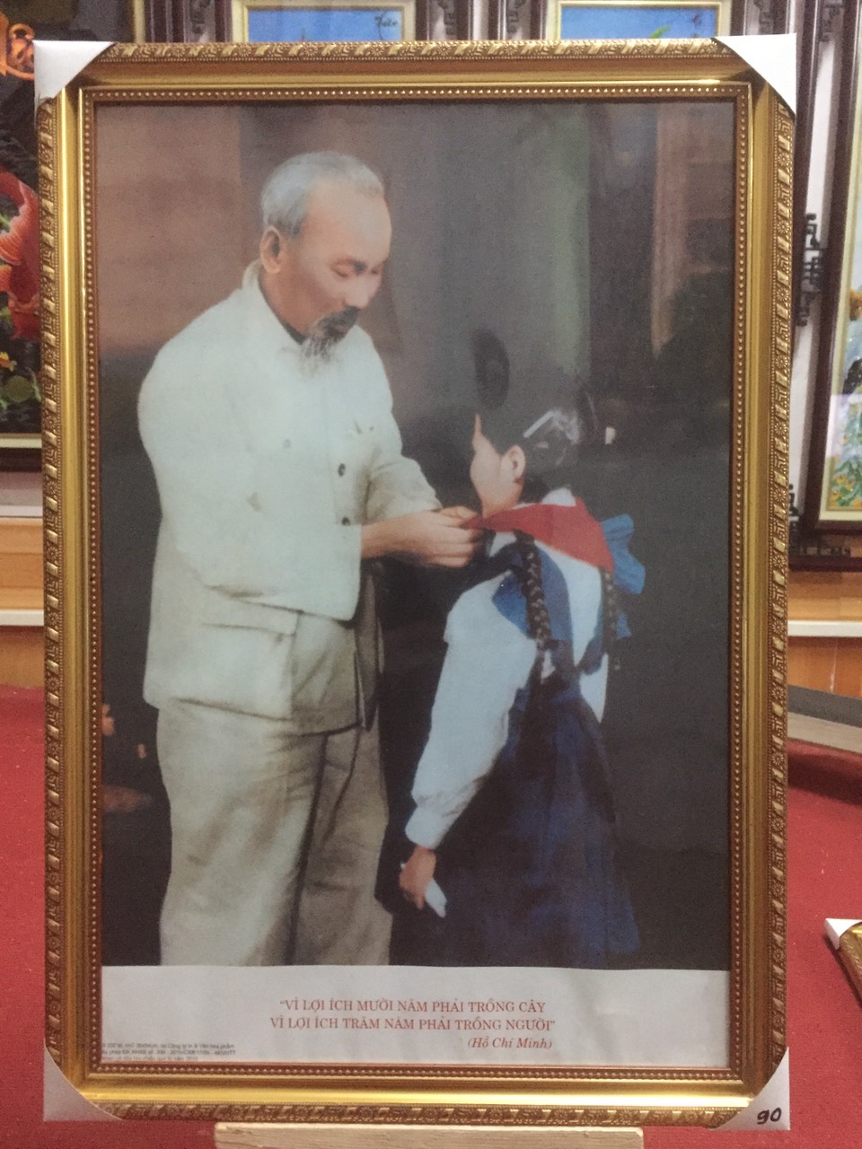 Bác hồ quàng khăn đỏ