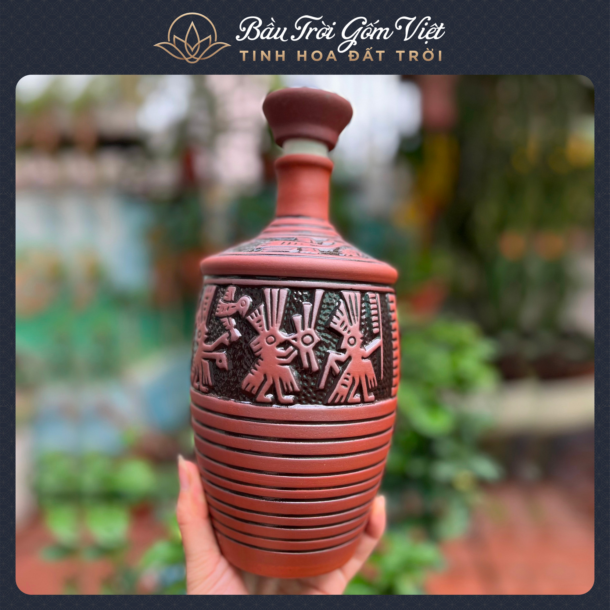 Nậm rượu họa tiết trống đồng Đông Sơn Âu Lạc 1L - nậm sành không tráng men đào thải độc tố của rượu, giúp rượu êm và ngon hơn.