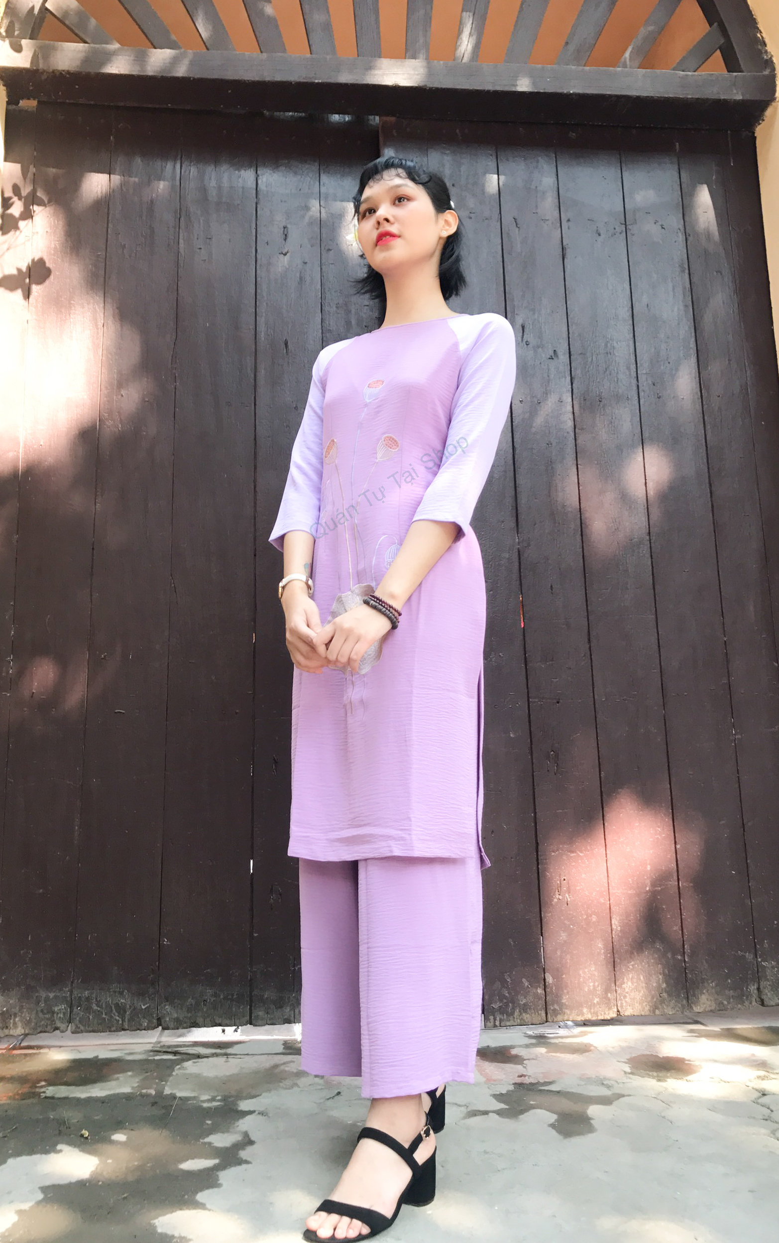 Áo dài đi chùa, vải đũi thêu hoa sen