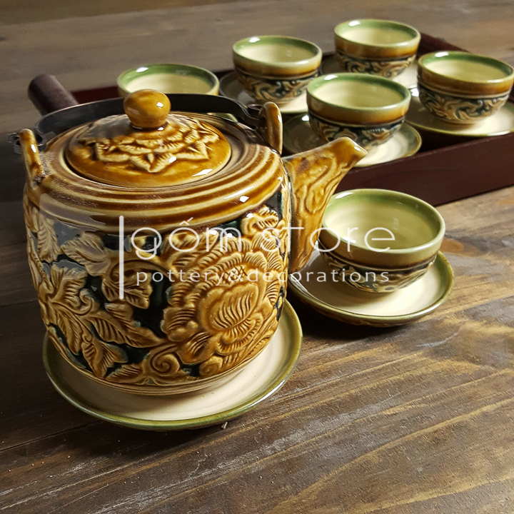 Ấm chén Bát Tràng khắc tay hoa dây nổi dáng vại men vàng cánh rán