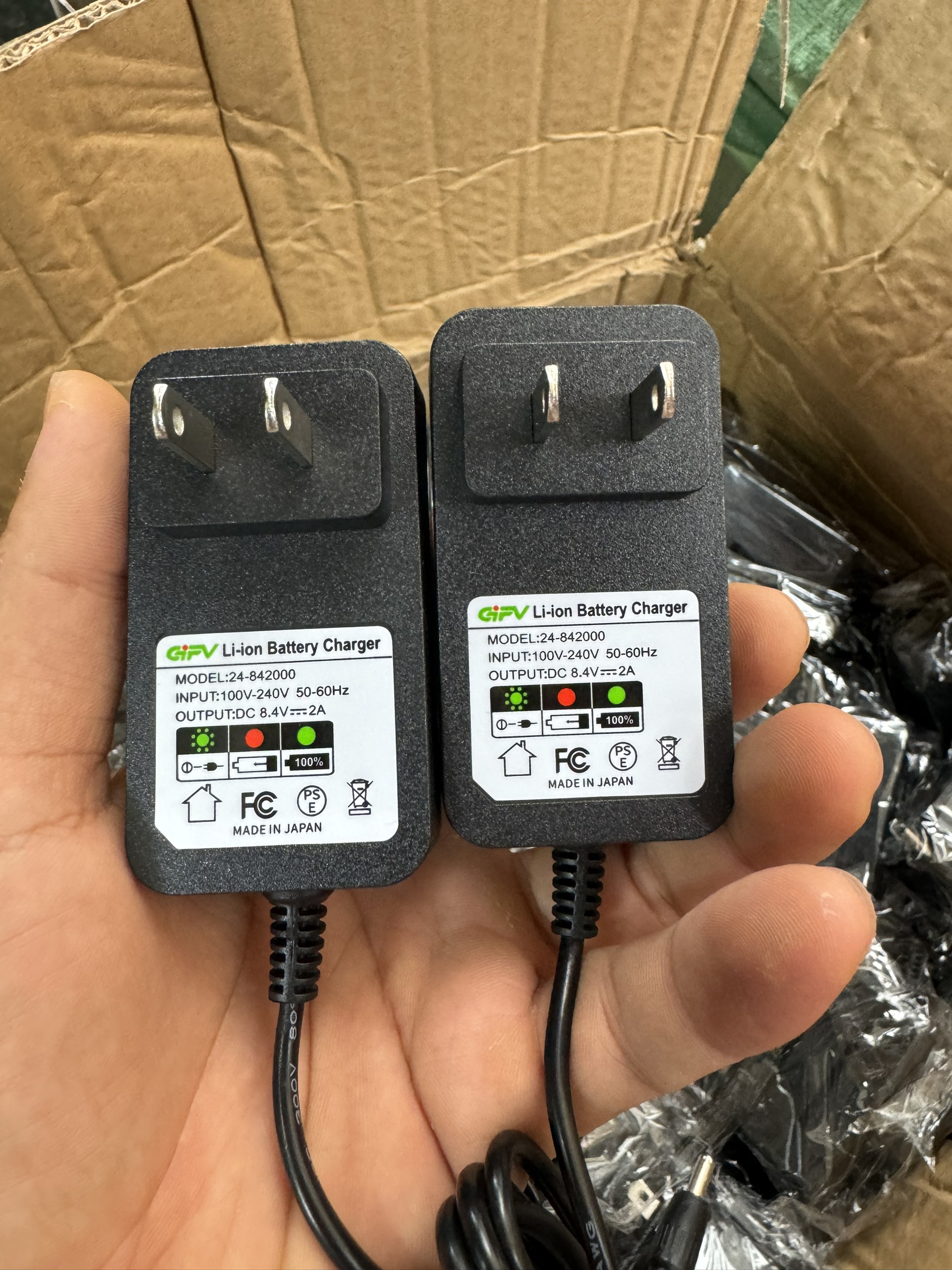 Sạc pin áo quạt điều hòa cao cấp dc 8.4v/2a. sạc nhanh. dùng cho tất cả các hãng áo điều hòa