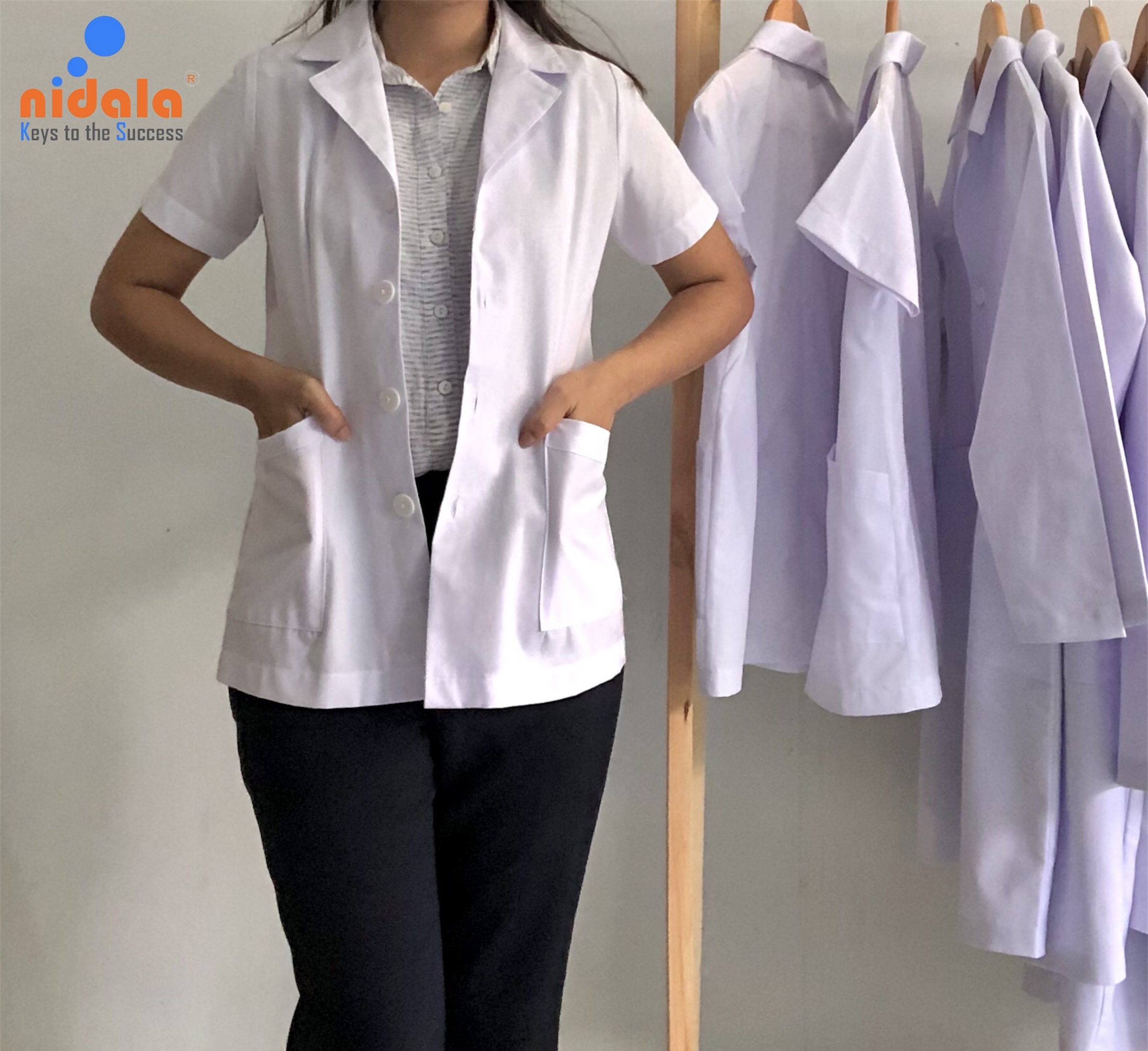 Áo blouse Nữ tay ngắn, dáng ngắn dược sĩ, y tá, điều dưỡng Nidala đường may đẹp, sắc xảo