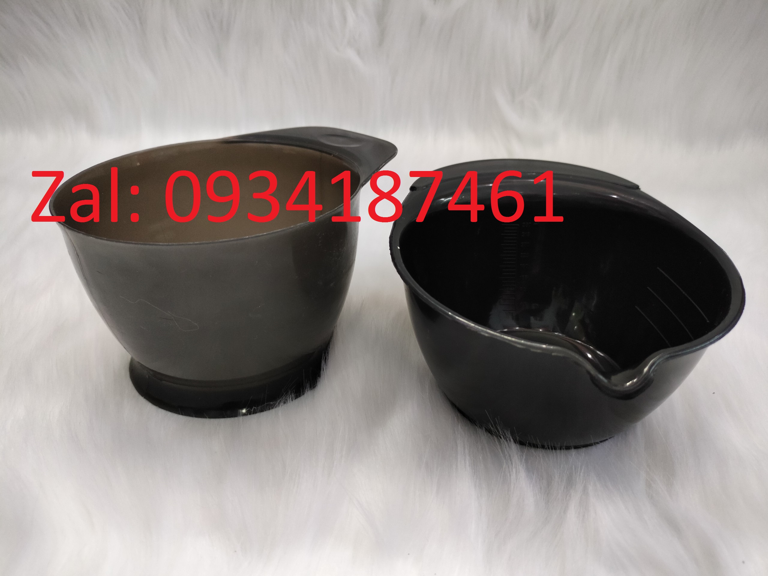 Chén nhựa đựng dung dịch nhuộm tóc