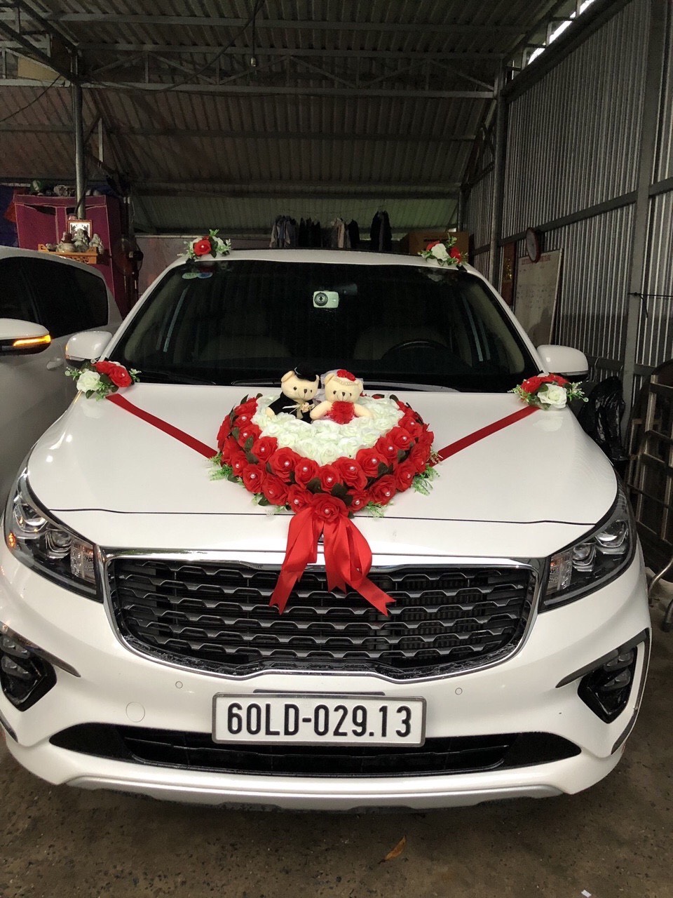 Hoa cưới xe hơi mẫu trái tim ( HOA HỒNG ĐỎ TRẮNG ) gồm 12 chi tiết hoa đế nam châm cam kết hình thật 100%