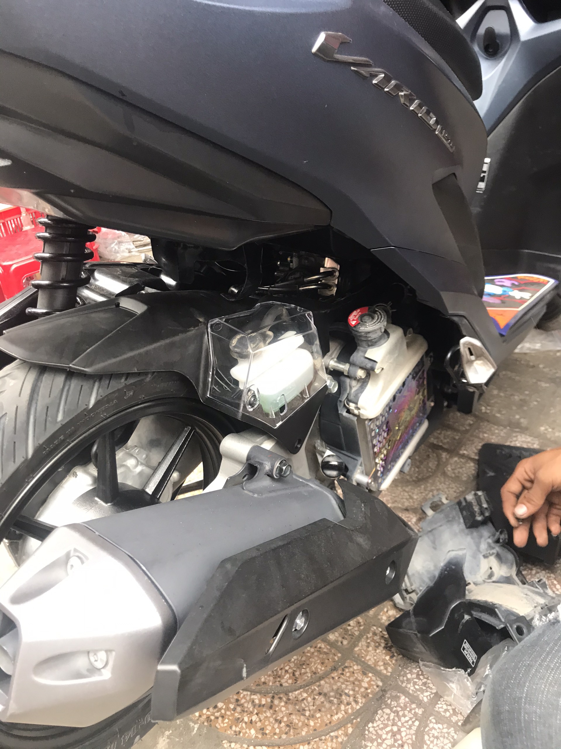 Nắp bình nước trong suốt gắn dè con Air Blade, Vario.