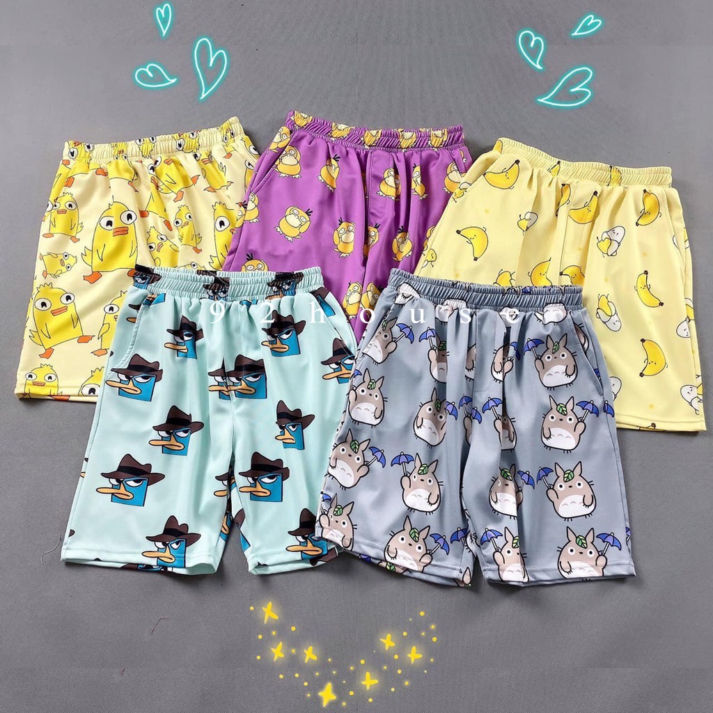 Quần đùi hoạt hình mặc nhà họa tiết báo hồng vịt vàng cute Quần short lửng cartoon unisex đồ mặc nhóm đi biển