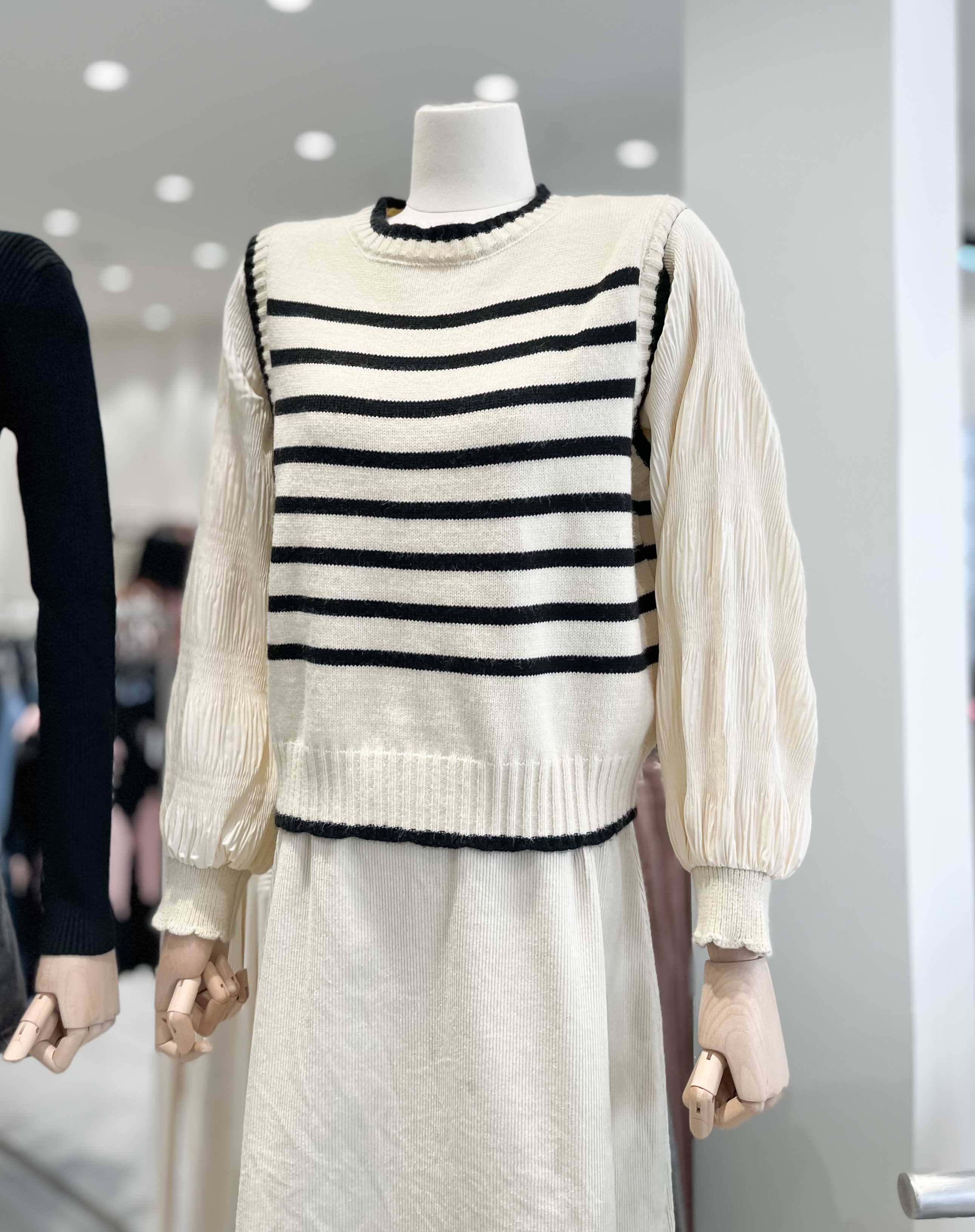 Áo len cổ tròn kẻ sọc phối voan tay dài 2 màu lenclothing 9335