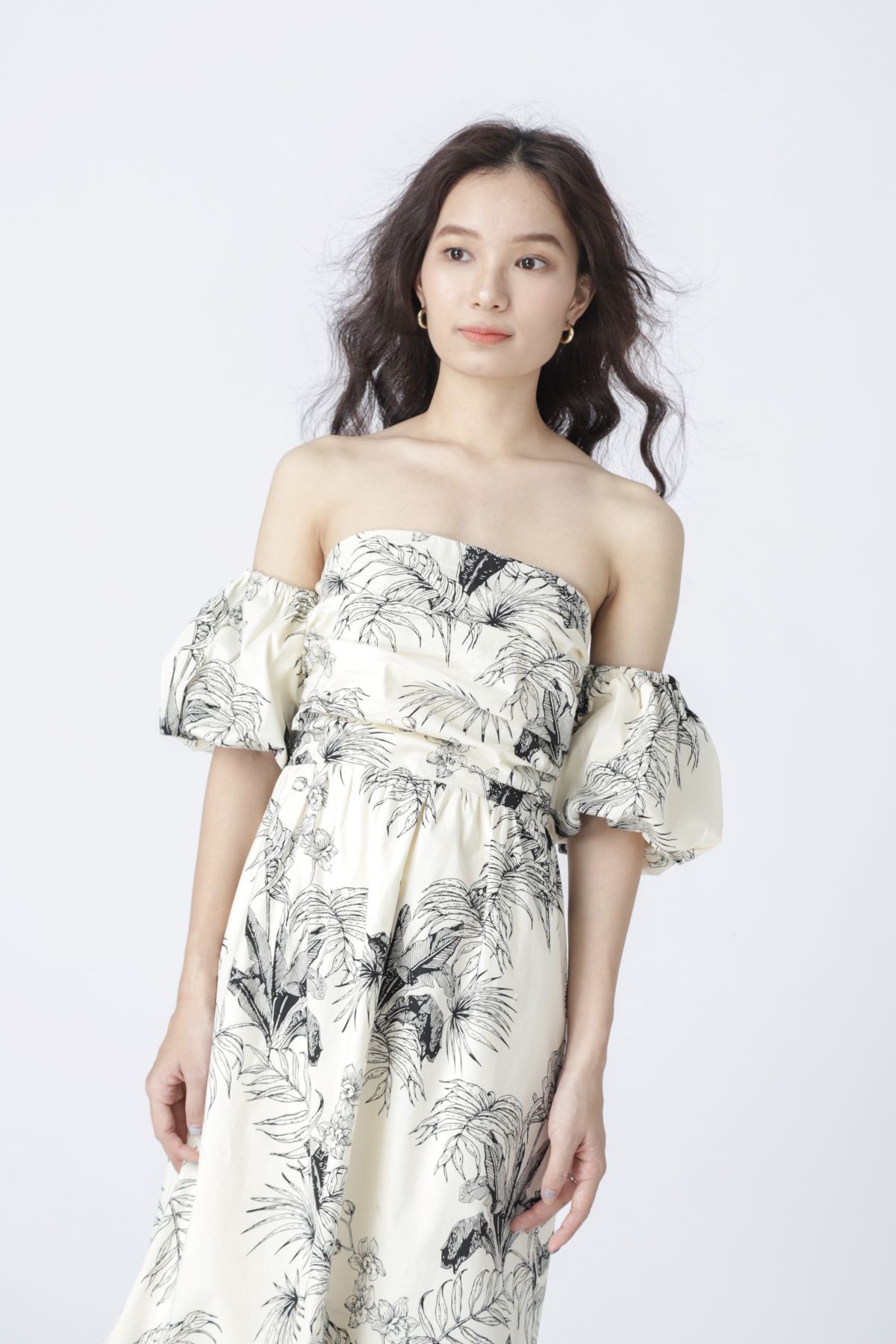 Aoem - mini floral dress in black - đầm hoa tay phồng