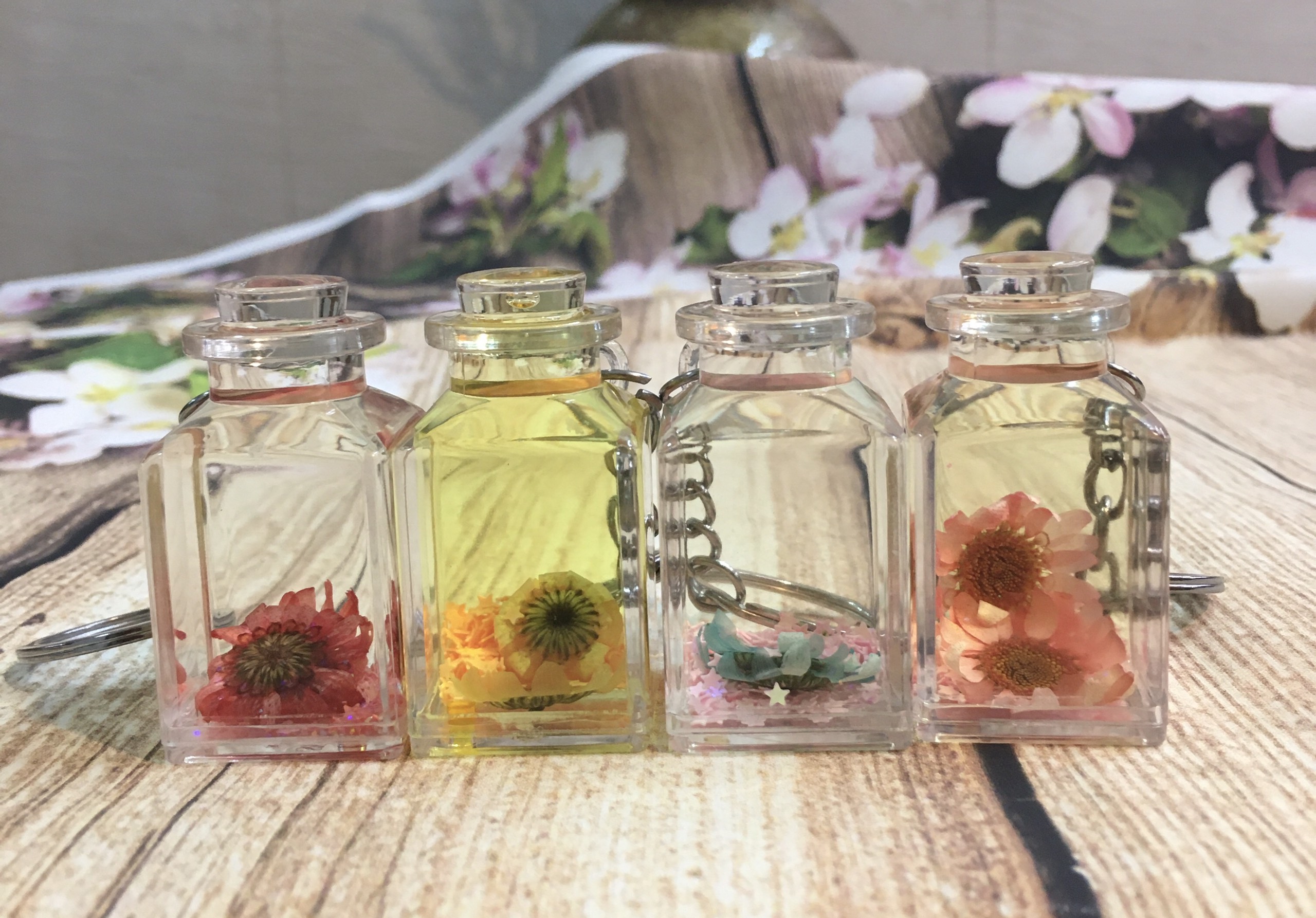Móc khoá nước kim tuyến hình hoa cúc siêu dễ thương - SakuraShop