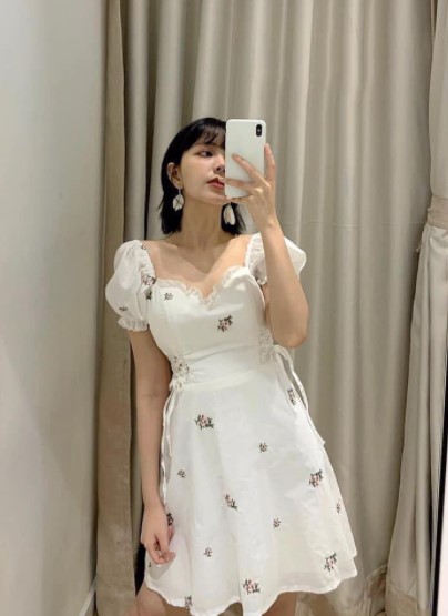 Đầm trắng hoa nhí cúp ngực tay bồng