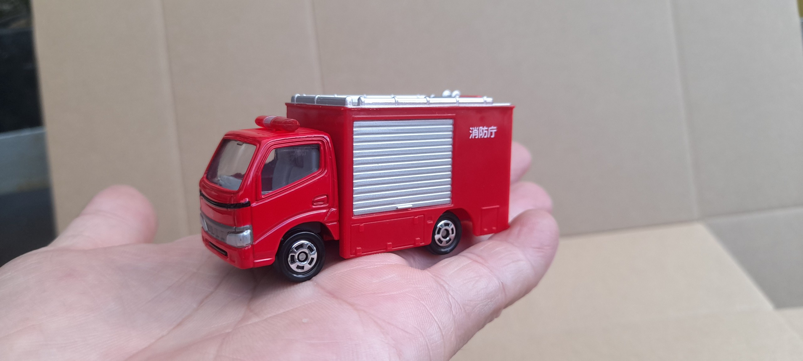 Xe mô hình Tomica - Xe Toyota Dyna - Xe cứu hỏa thùng màu đỏ thùng bạc giá rẻ cho bé hay sưu tập