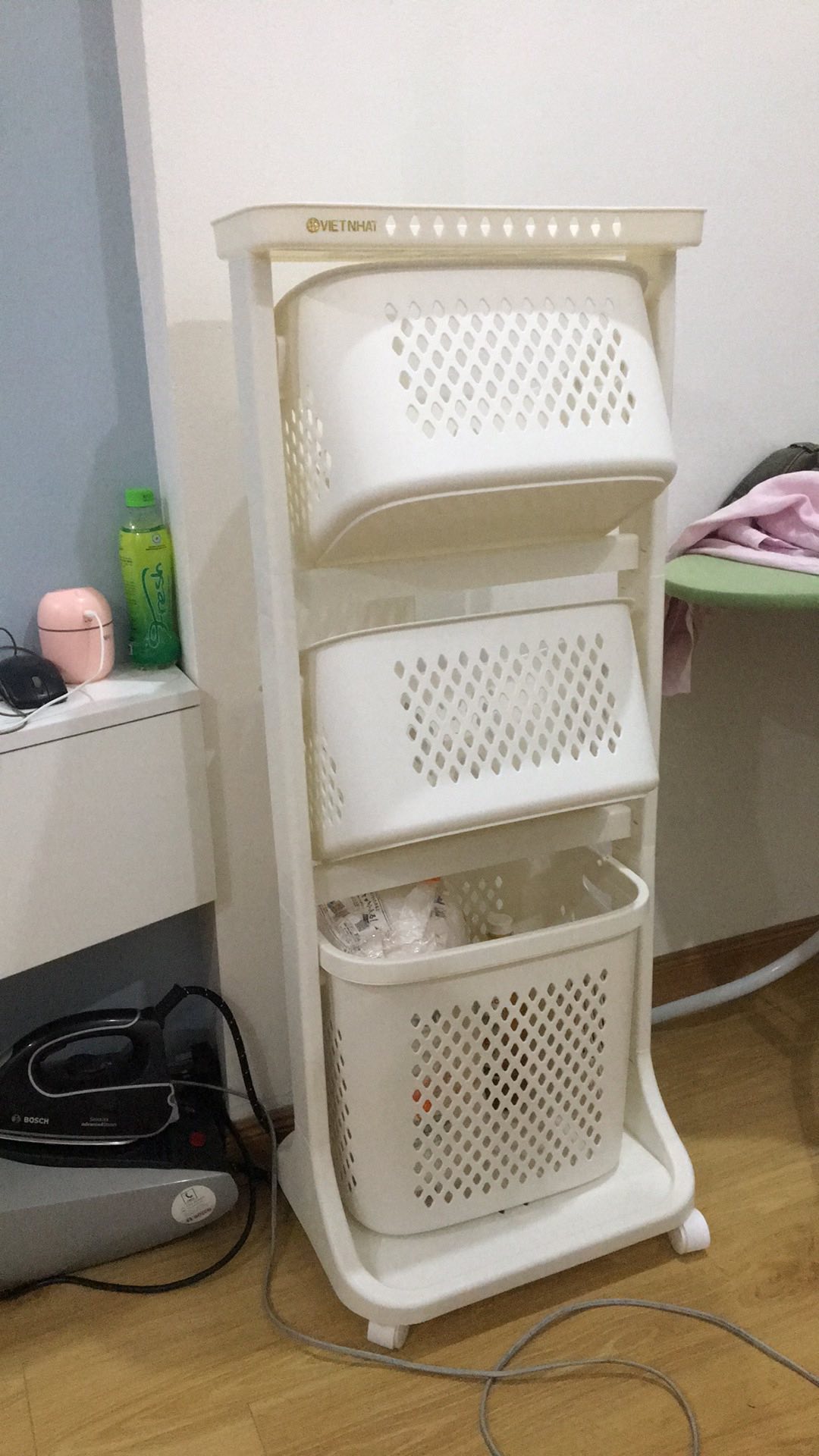 Kệ nhựa 3 tầng Việt Nhật đa năng,Kệ đựng đồ 3 tầng đa năng 5567, Rổ đựng quần áo 3 tầng có bánh xe nhựa Việt Nhật
