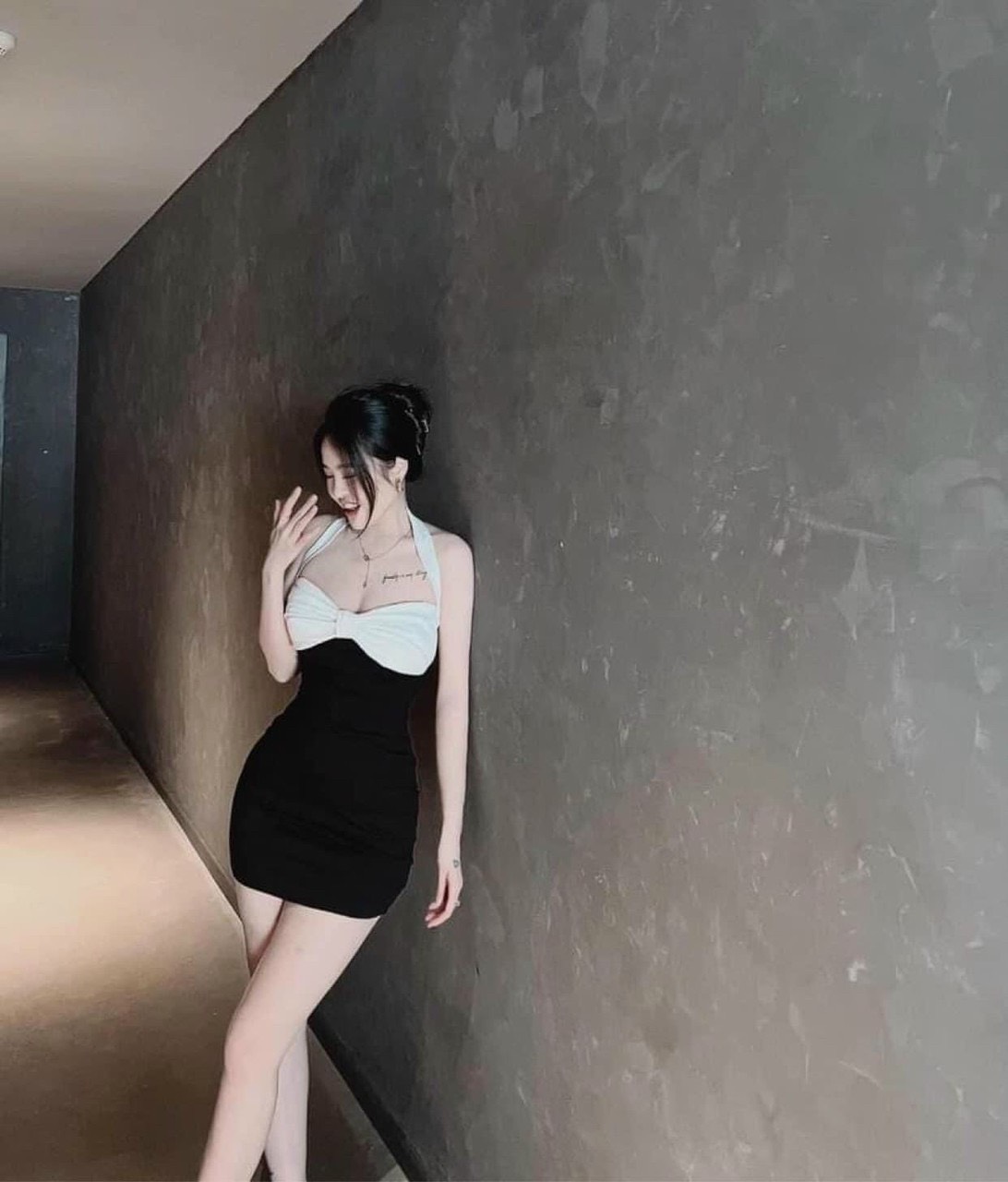 Đầm ôm body cổ yếm dáng ngắn phối nơ ngực chất thun gân
