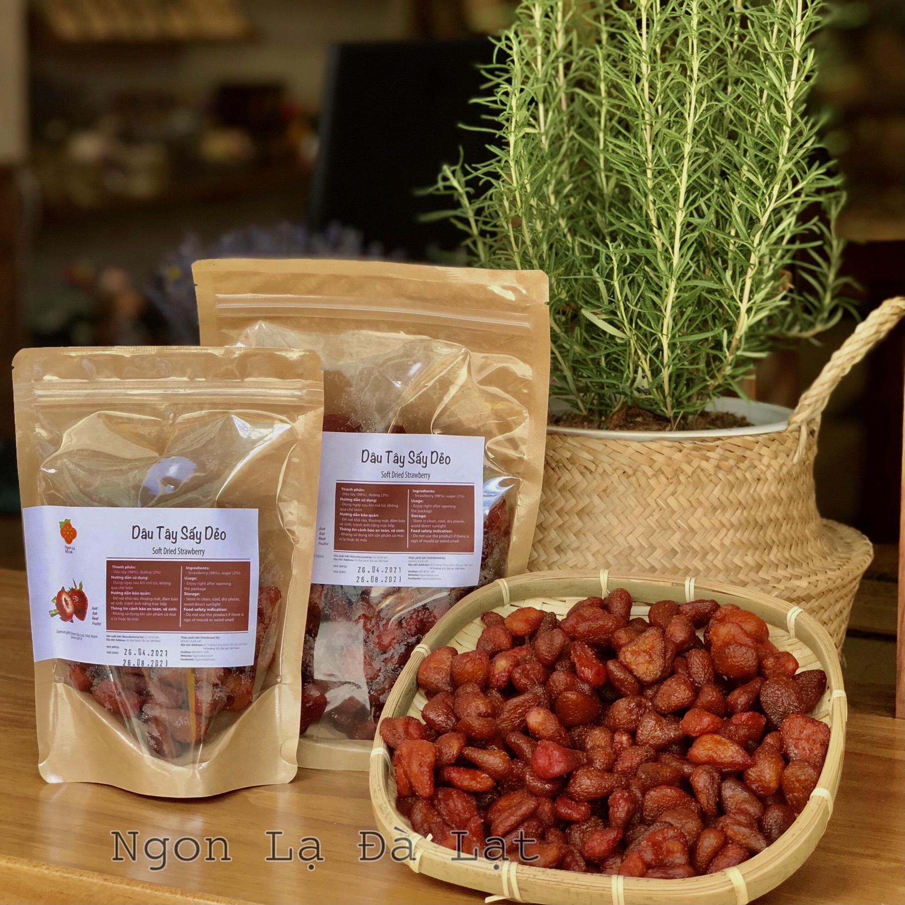Dâu tây sấy lạnh, ít đường, chua chua mềm dẻo, Đặc Sản Ngon Lạ Đà Lạt