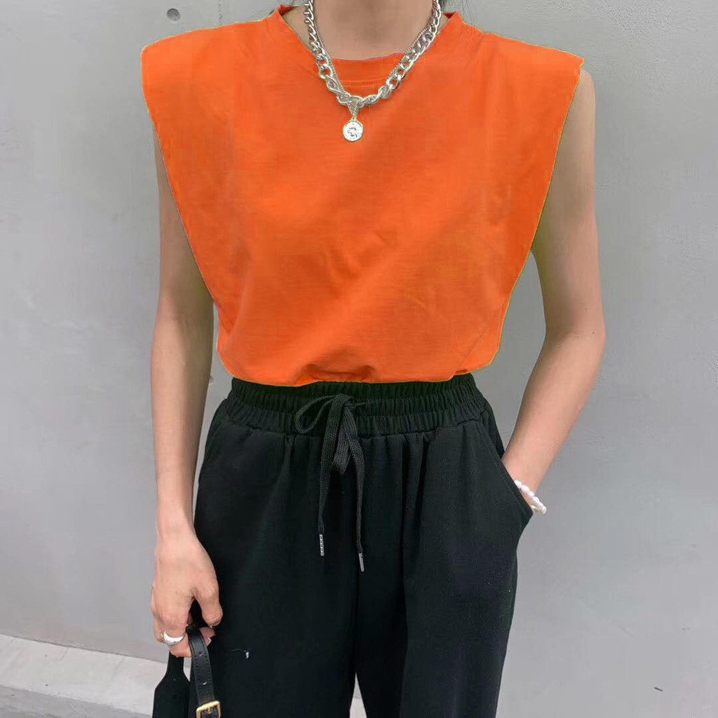 Áo sát nách độn vai phong cách