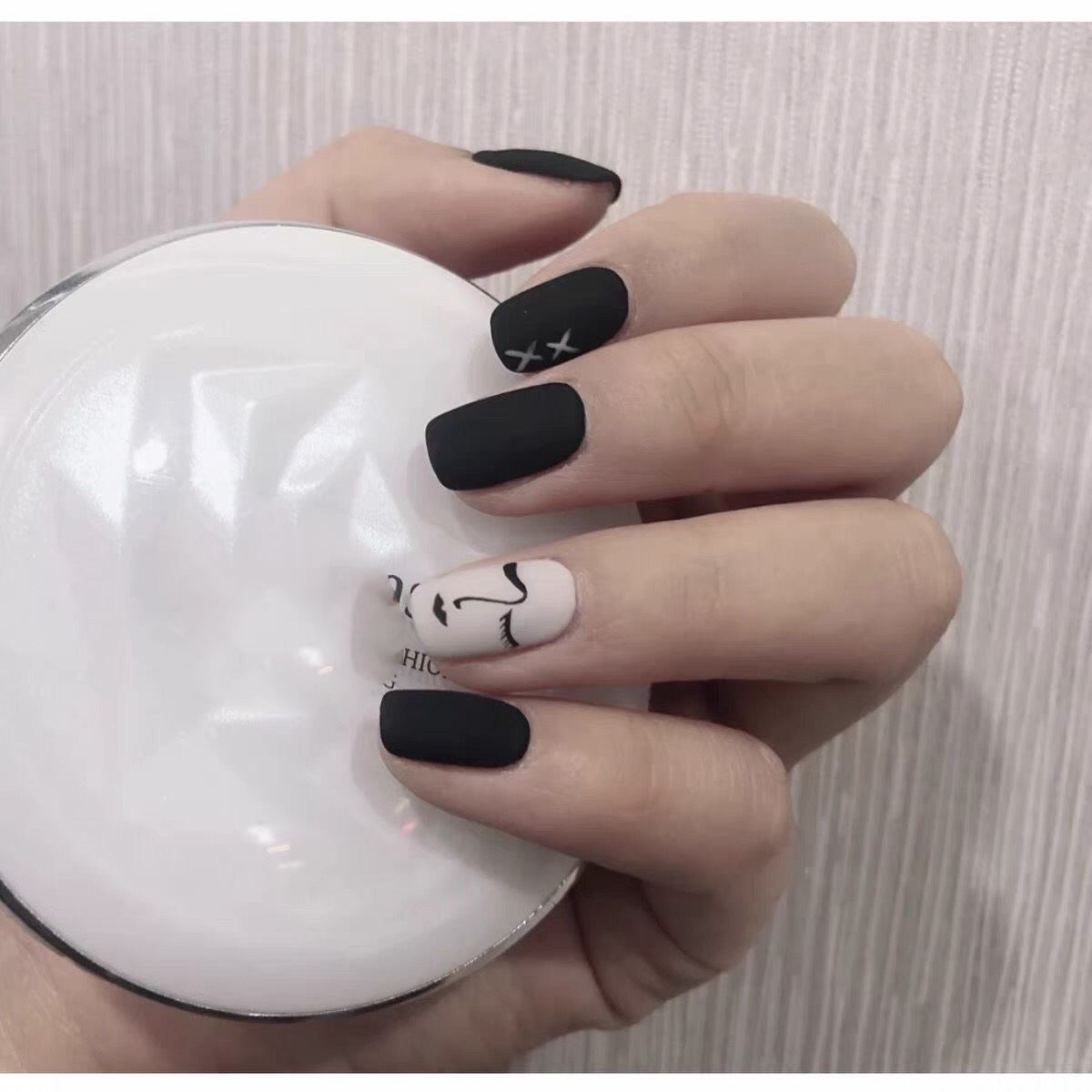 Nailbox xinh 🍉🍉🍉 cô gái nhắm mắt - a211