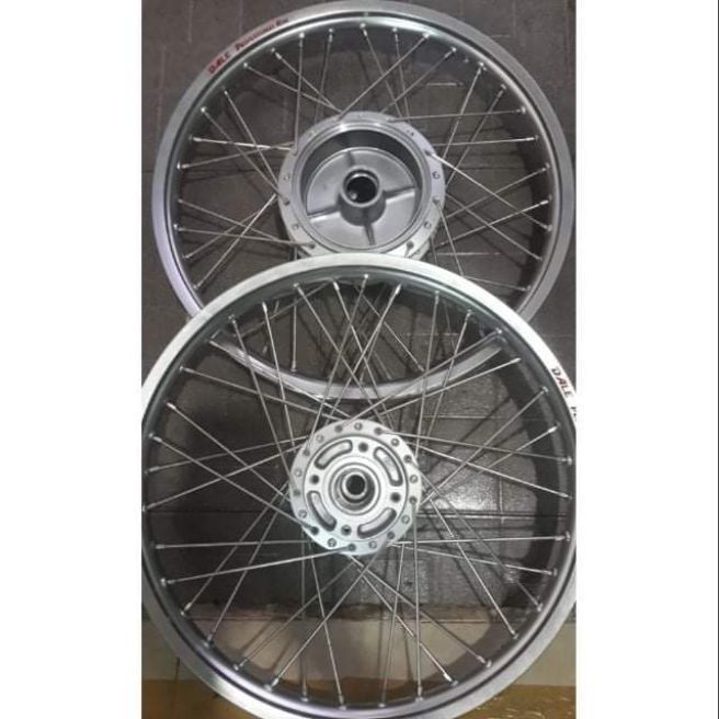 cặp căm đĩa ya sirius.niền nhôm.căm mạ crom.đùm sơn bạc