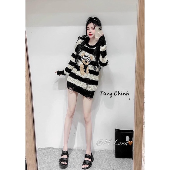 Áo len kẻ đen trắng rách thêu gấu