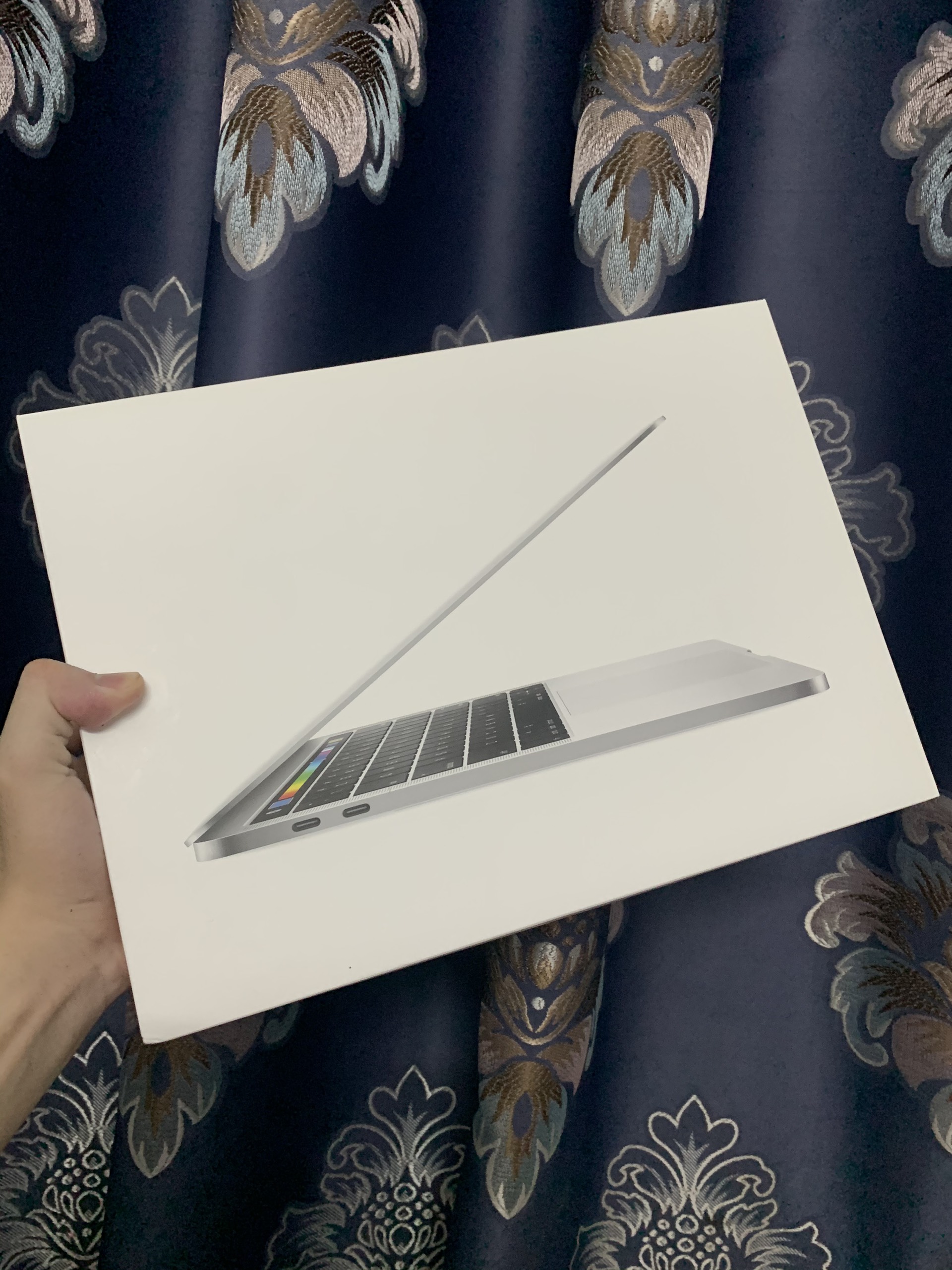 MACBOOK PRO 2016 13.3 INCH / MÀU BẠC / CORE I5 / RAM 8GB / Ổ SSD 256G / CÓ TOUCHBAR / FULL BOX / MÀN VẪN CÒN TẤM BẢO VỆ / HÀNG CHÍNH HÃNG / NEW 99.9%
