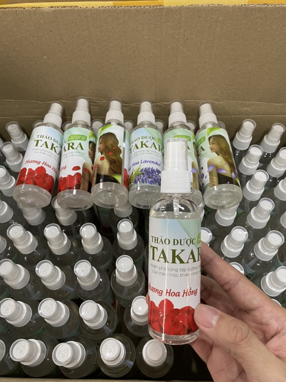 Chai cồn xịt khuẩn rửa tay mini thảo dược Takara 100ml hương hoa hồng