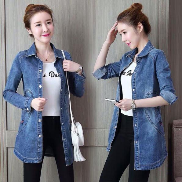 Áo khoác jean form dài in chữ sau