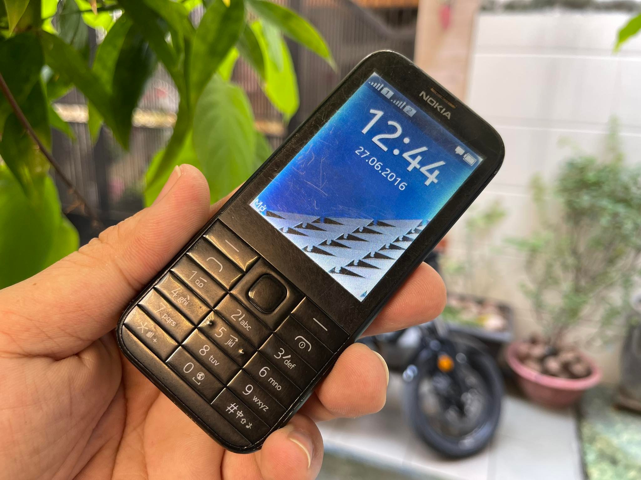Điện thoại Nokia 225 2 sim là sự lựa chọn tuyệt vời cho những người thường xuyên phải sử dụng hai sim. Với màn hình lớn và tính năng vượt trội, bạn sẽ có được trải nghiệm vô cùng tiện lợi và thú vị.