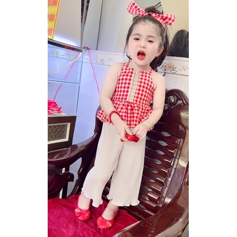 Set yếm kẻ caro quần dập ly kèm băng đô bé gái