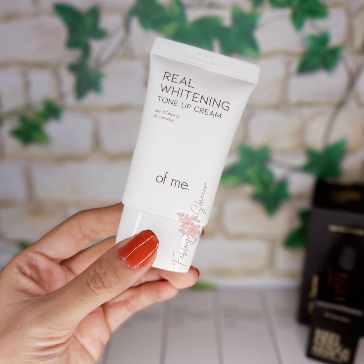 Kem dưỡng trắng, cải thiện thâm sạm hiệu quả vùng nách của So Natural với Niacinamide, Arbutin, cám gạo ... đồng thời dưỡng ẩm, kiểm soát mùi/mồ hôi