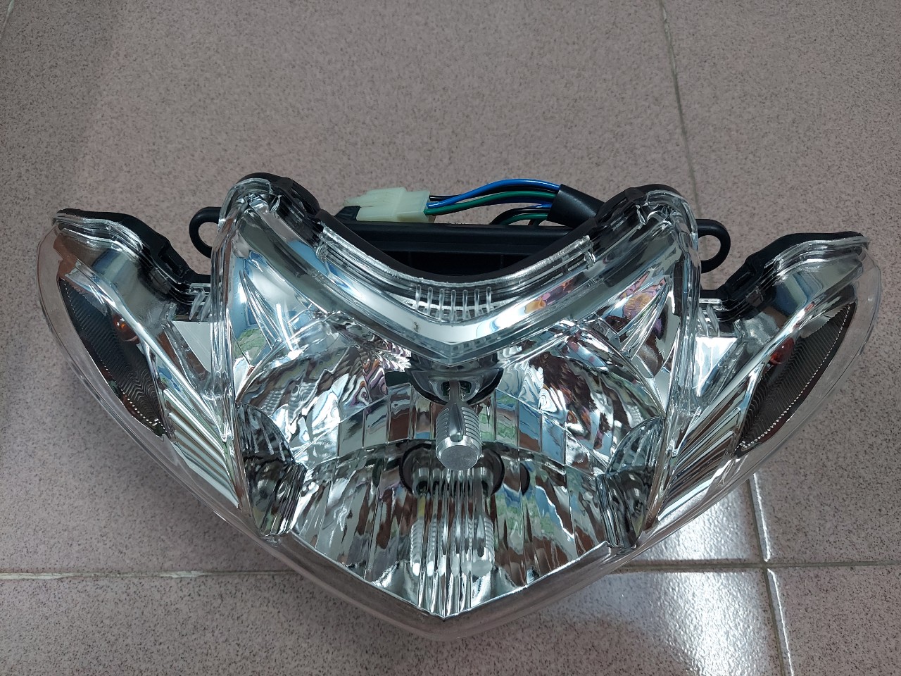 Pha Sirius RC đã lắp bóng led sáng trắng và đuôi đèn bóng xi nhan đủ bộ ( hàng đặt biệt )