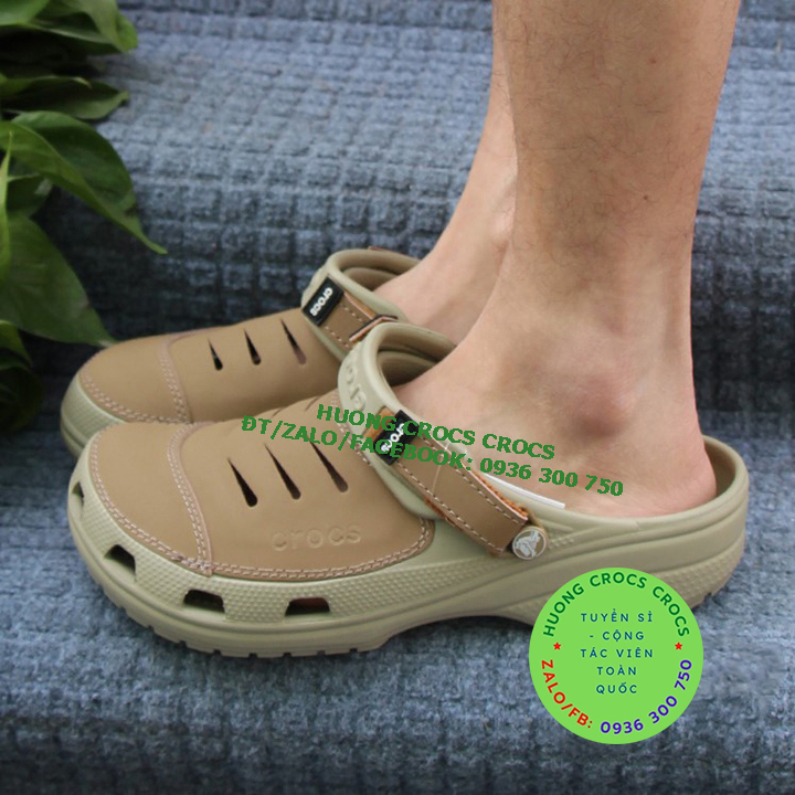 DÉP SỤC NHỰA ĐI MƯA CROCS YUKON SPORT CLOG CHO NAM MÀU NÂU 