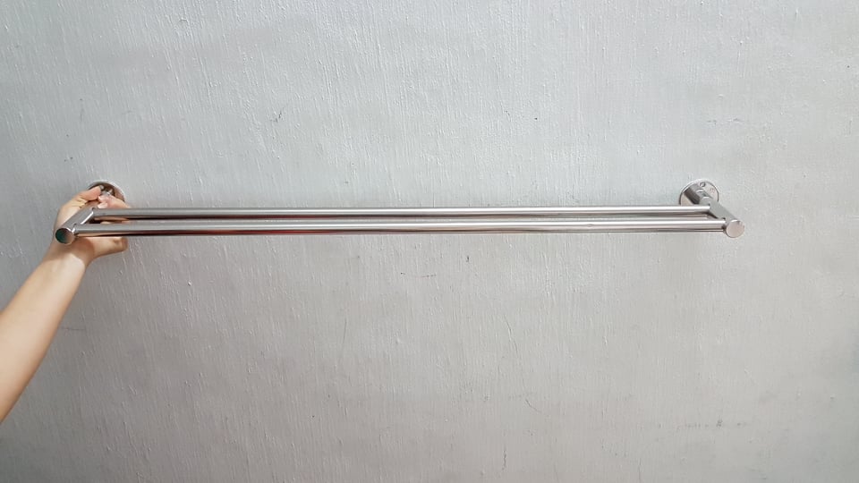 Máng khăn đôi inox 304 bền và sáng bóng.