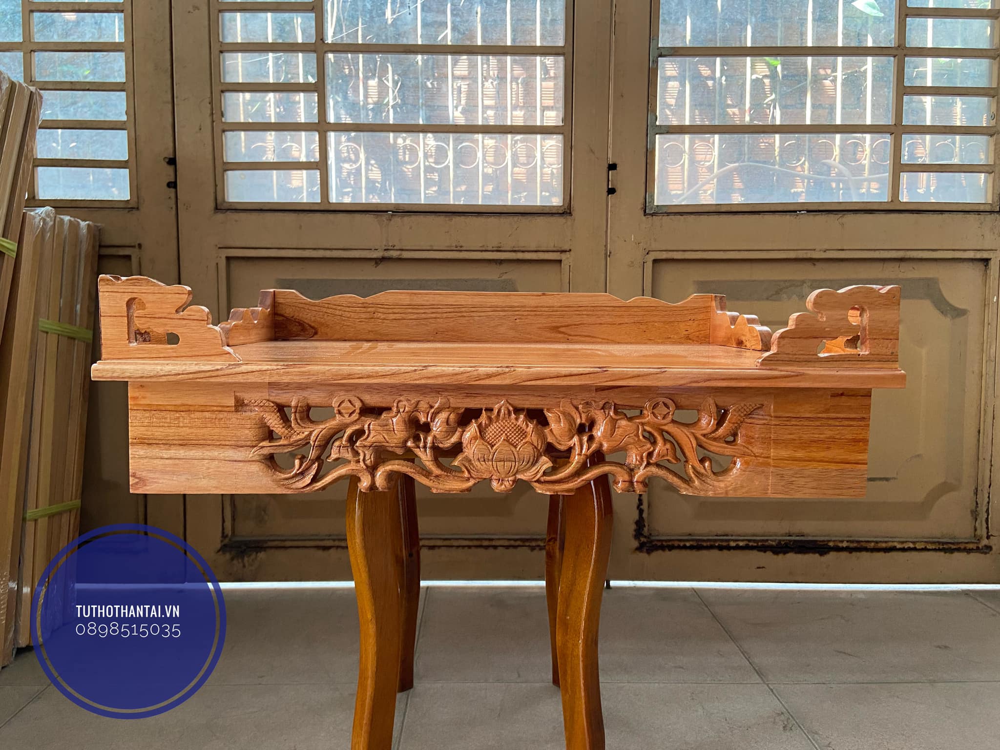 Bàn thờ treo tường Hoa Sen ngang 60cm kèm ke gỗ