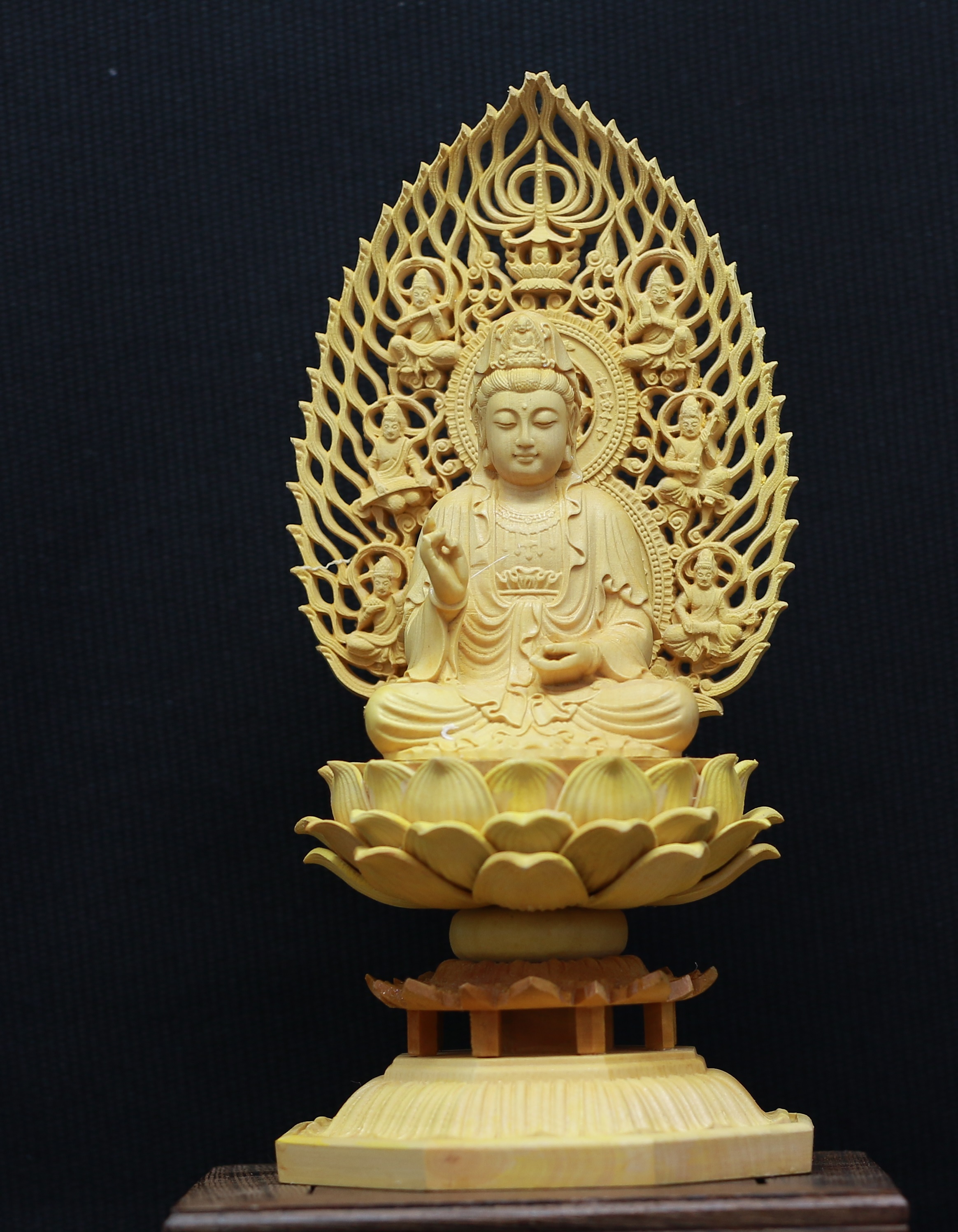 Tượng gỗ Phật Bà Quan Âm có hào quang