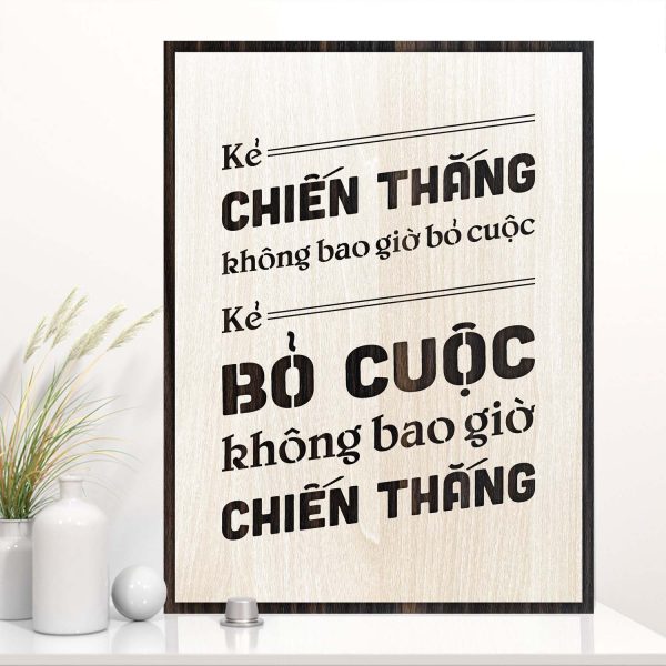 Tranh gỗ truyền cảm hứng "Kẻ chiến thắng không bao giờ bỏ cuộc. Kẻ bỏ cuộc không bao giờ chiến thắng"
