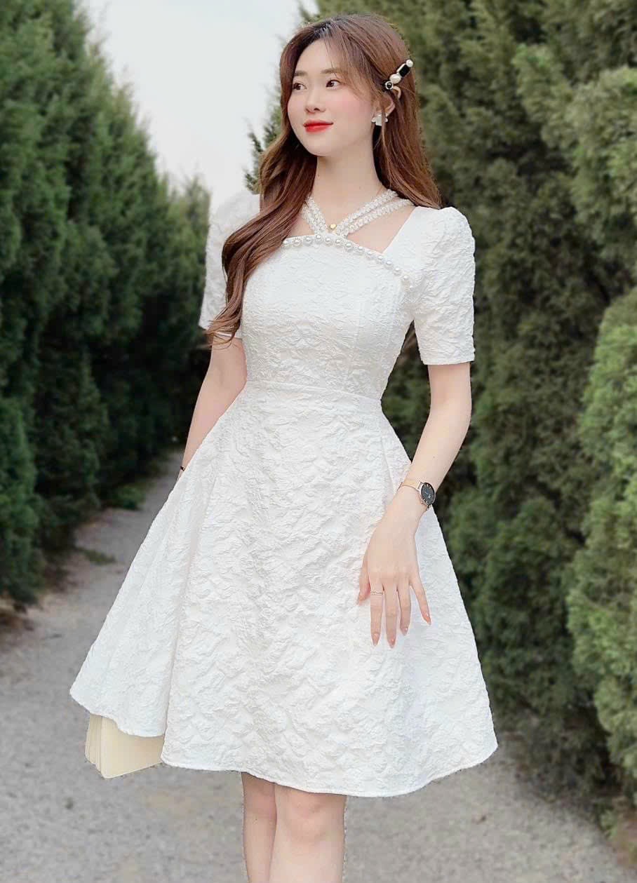 Váy đầm nữ dáng xòe màu trắng chất gấm đính cườm phối dây ren thanh lịch