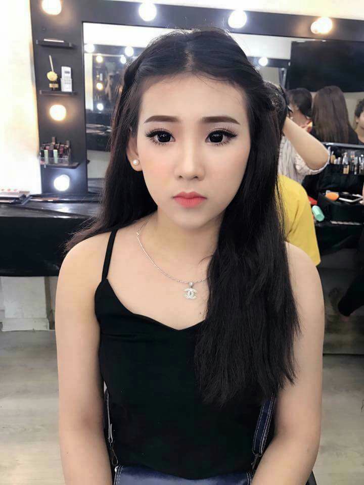 Kính áp tròng màu đen