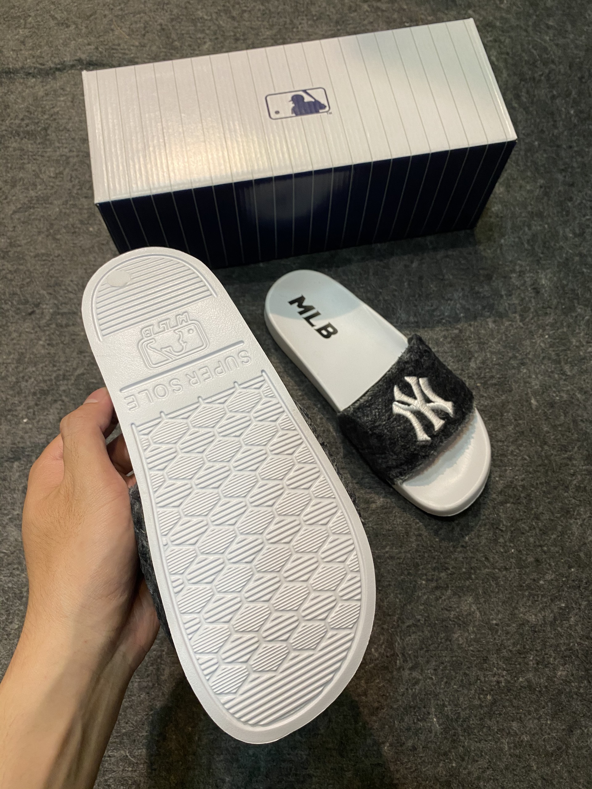 Dép MLB nữ quai lông thú - trắng đen
